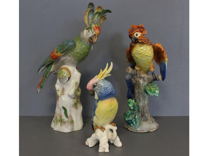 TROIS PERROQUETS en porcelaine émaillé polychrome,...