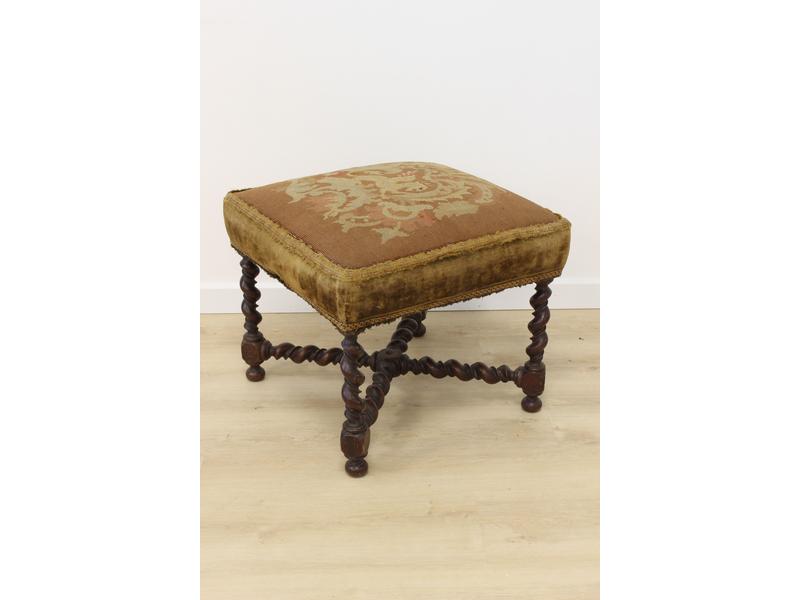 GRAND TABOURET en noyer à piètement torsadé,...