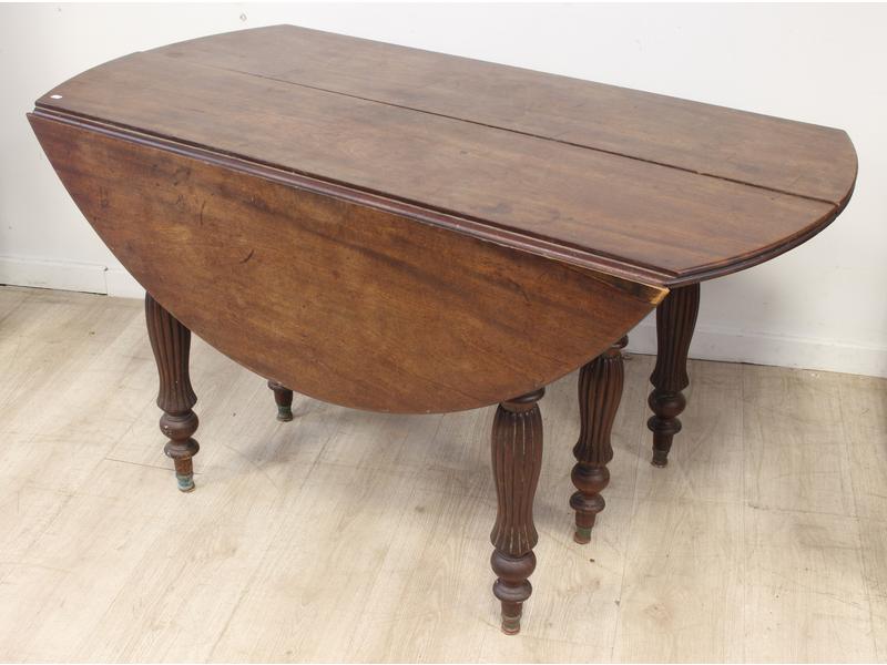 TABLE ronde à volets en acajou et placage...