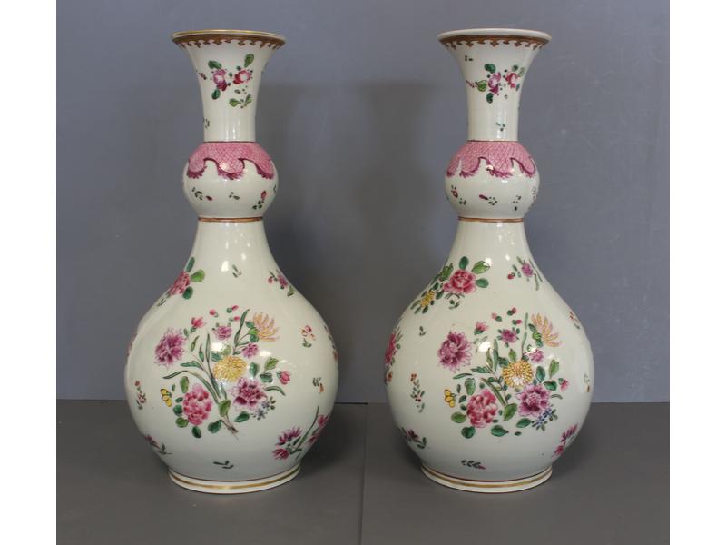 PAIRE DE VASES en porcelaine de forme balustre...