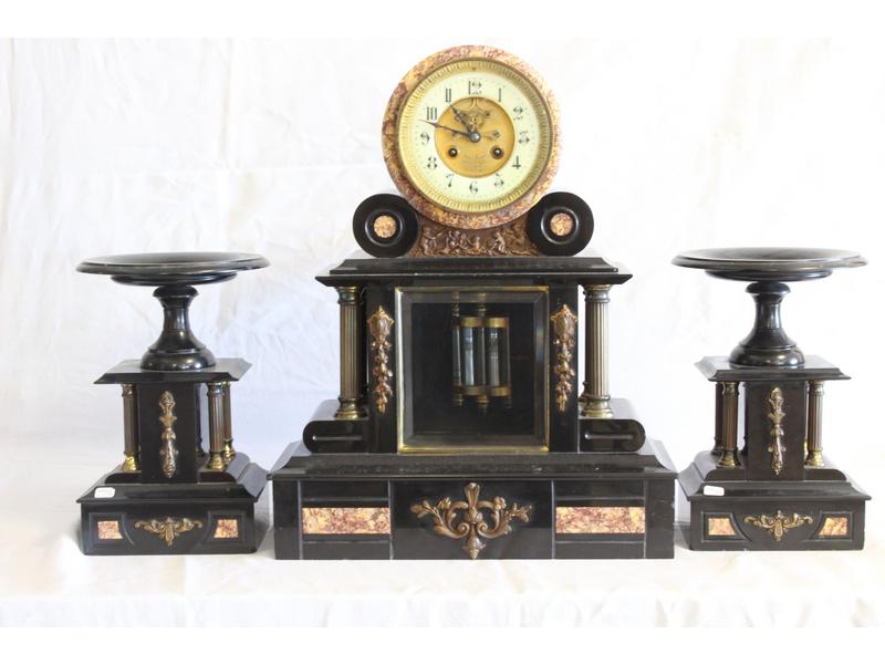 GARNITURE DE CHEMINEE en marbre noir et rose...