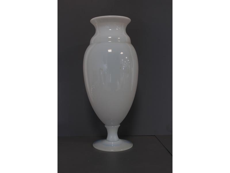 VASE en opaline de forme balustre.