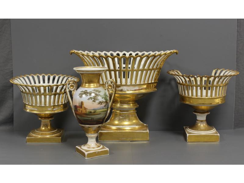 TROIS COUPES de centre de table en porcelaine...