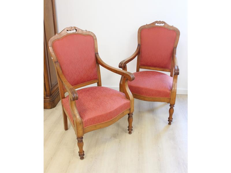 PAIRE DE FAUTEUILS en hêtre à haut dossier,...