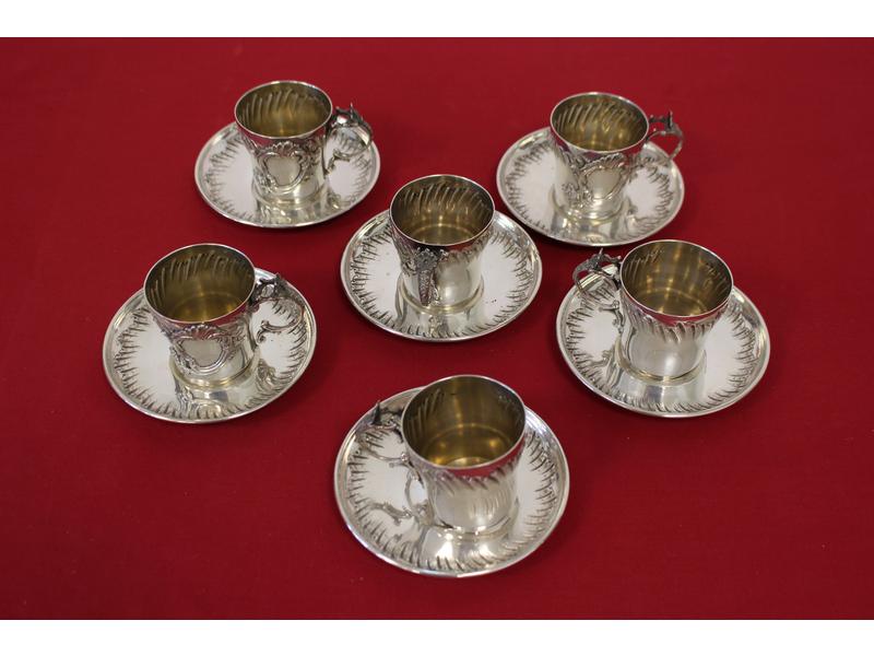 SIX TASSES ET SOUS-TASSES en argent à décor...