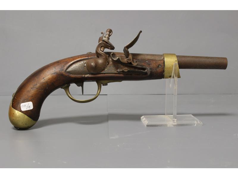 PISTOLET DE CAVALERIE À SILEX, crosse en...