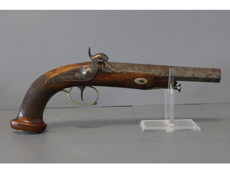 PISTOLET à percussion à crosse en noyer à...