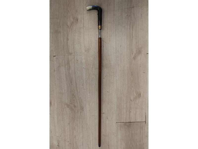 CANNE FUSIL, à prise en corne brune à bouton-détente,...