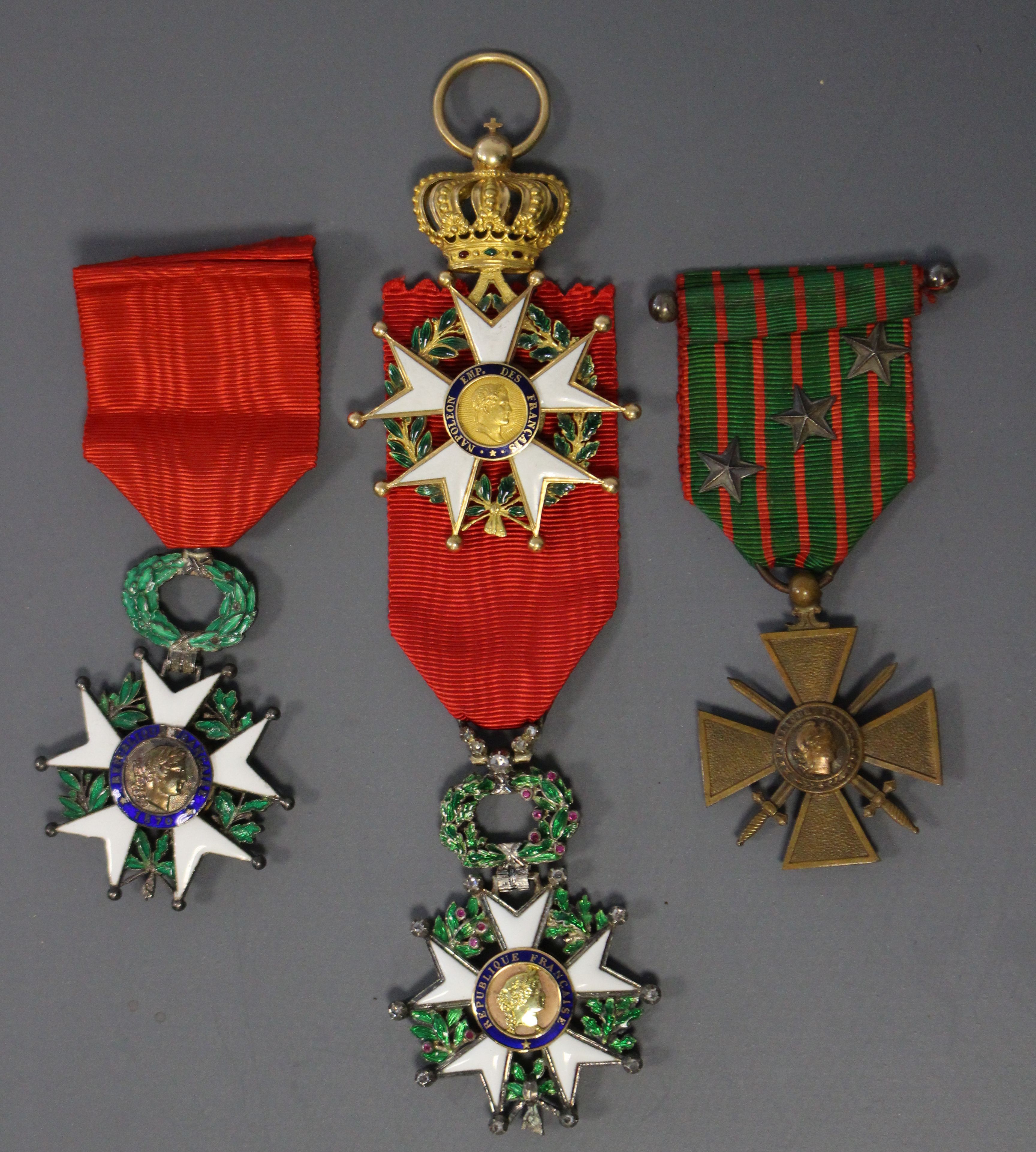LOT DE 4 DÉCORATIONS MILITAIRES comprenant...