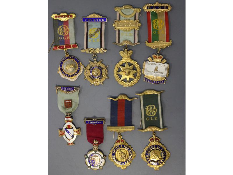 BEL ENSEMBLE DE 8 INSIGNES de récompense...