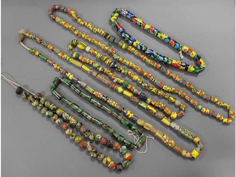 LOT DE GRAND COLLIERS DE PERLES de verre...
