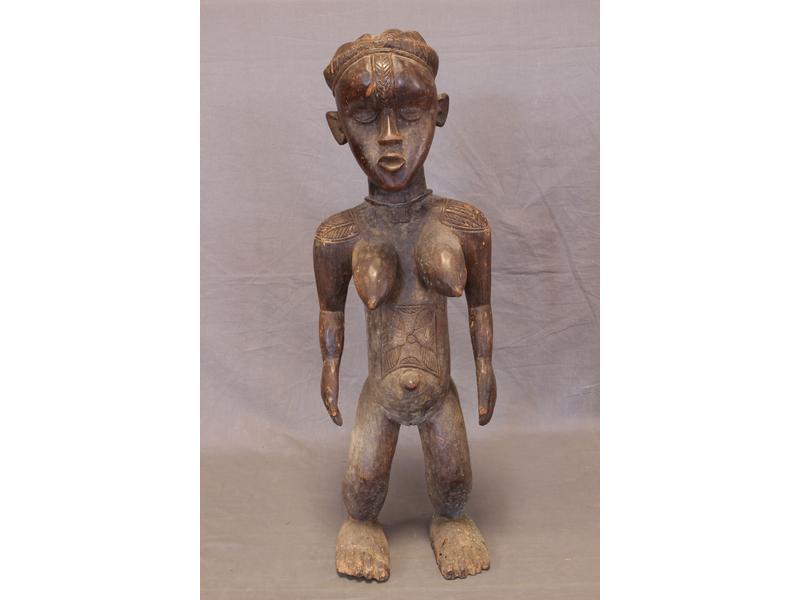 GRANDE STATUETTE FEMININE en bois sculptée,...