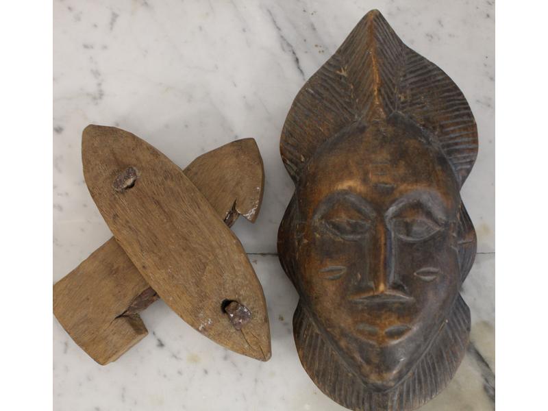 MASQUE africain en bois sculpté.