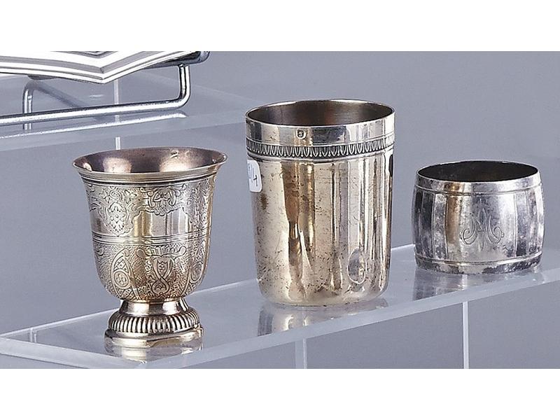 PETIT GOBELET en argent uni à frise de raies-de-coeurs,...
