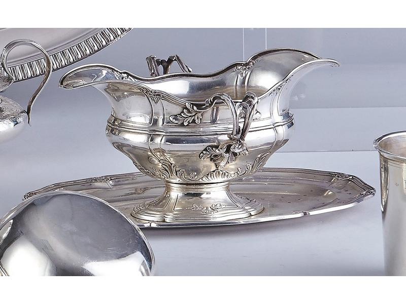 SAUCIERE SUR PRESENTOIR en argent à décor...