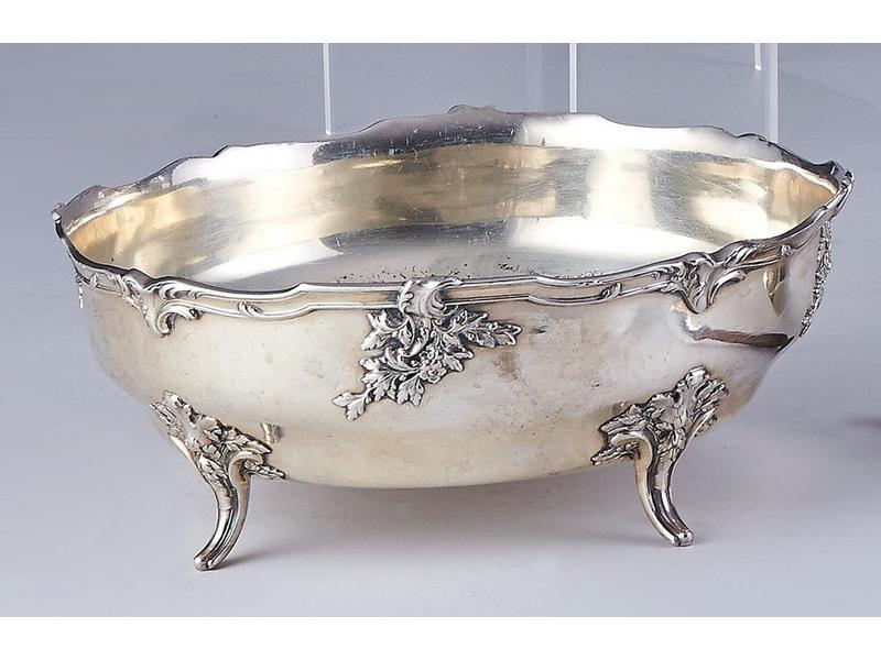 CORBEILLE en argent à décor de rameaux reposant...