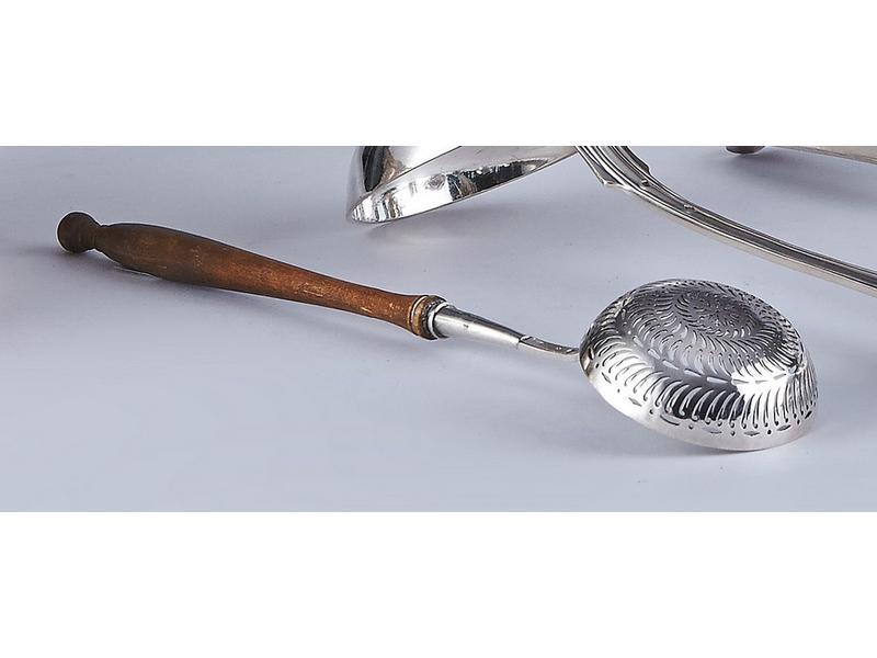 CUILLERE A  SAUPOUDRER en argent ajouré,...