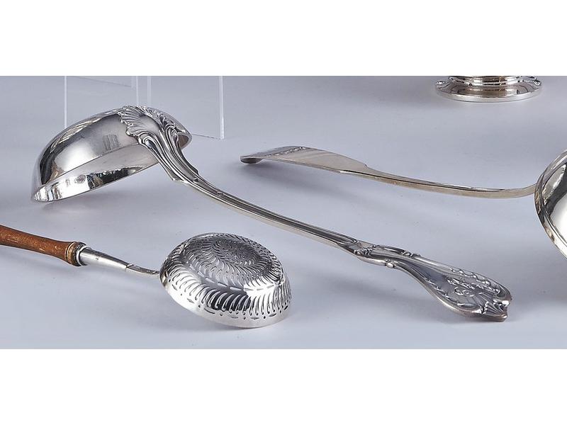 LOUCHE en argent modèle rocaille, poinçon...