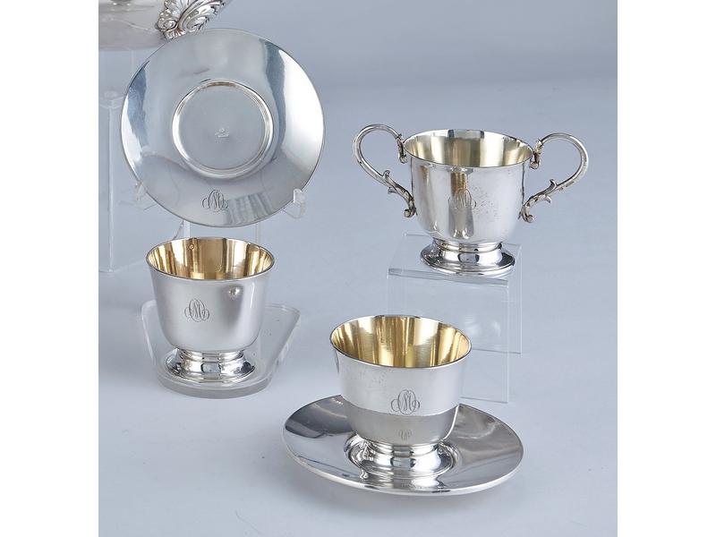 PAIRE DE TASSES A SORBET et leurs soucoupes...