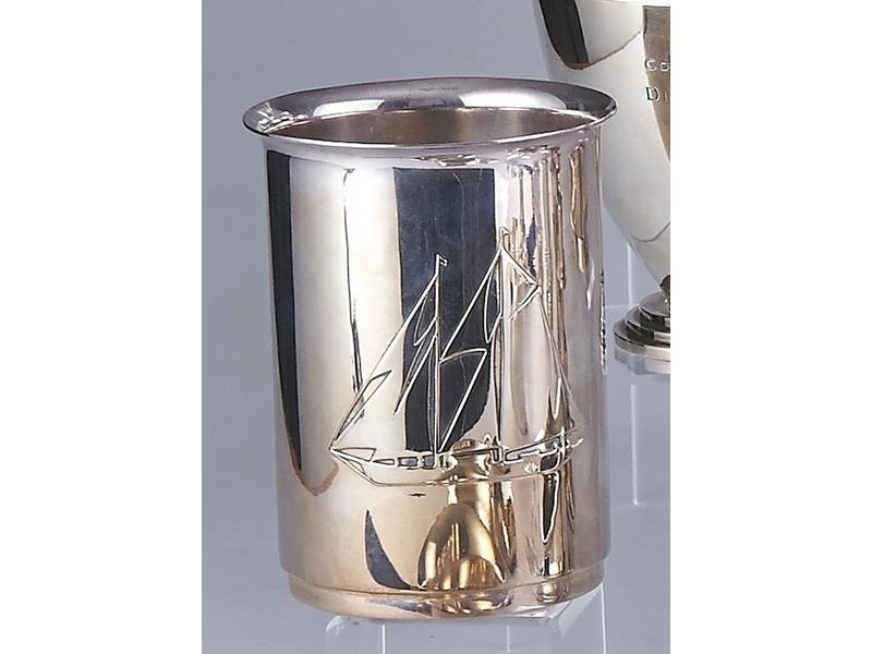 GRAND POT en argent de forme cylindrique...