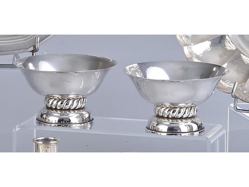 PAIRE DE COUPES en métal argenté sur pièdouche...
