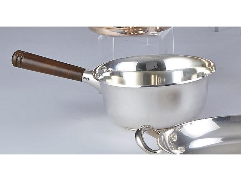 PETITE CASSOLETTE en argent, manche en noyer...