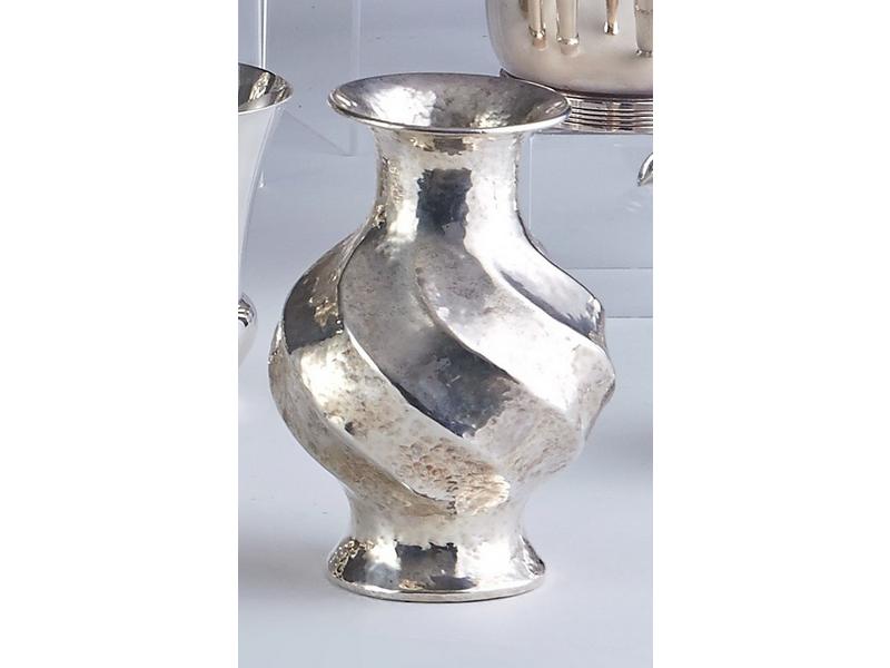 VASE pansu en argent, à côtes torses.