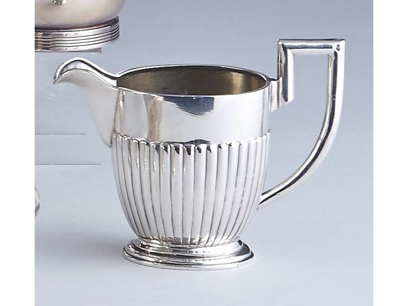 POT A LAIT en argent de forme ovale godronné,...
