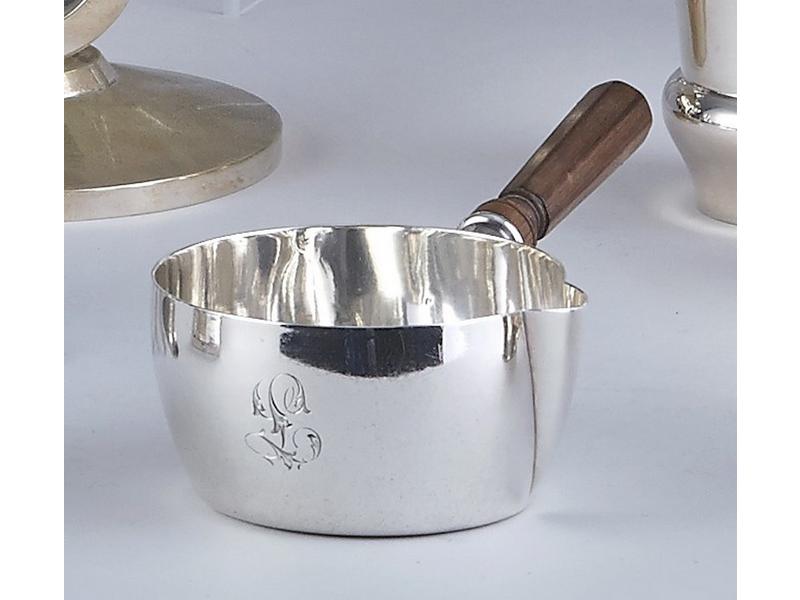 PETITE CASSEROLE à bec en argent, chiffrée,...