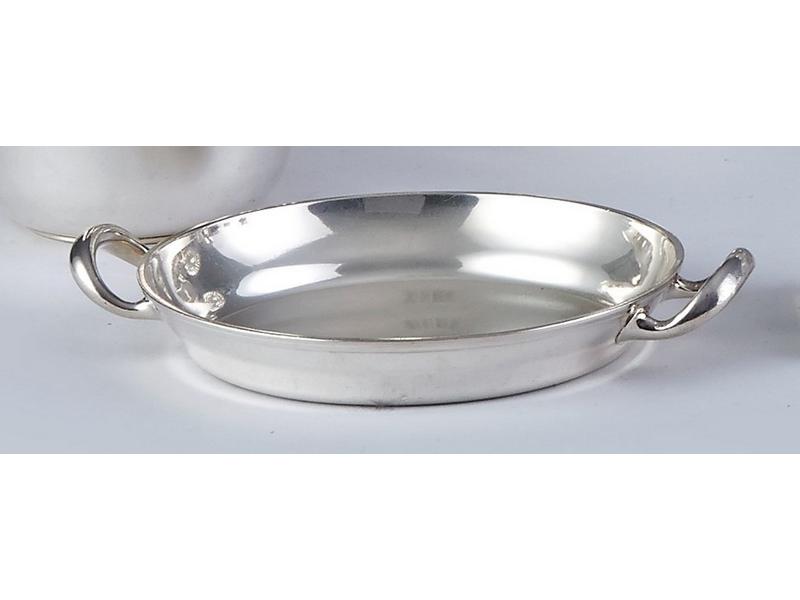 PETIT PLAT A OEUF en argent à deux anses...