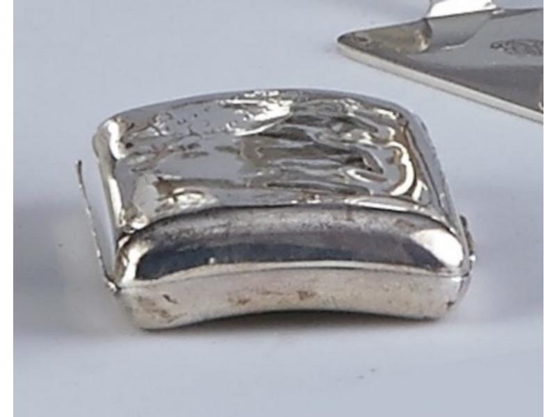 ETUI A CIGARETTES cintré en argent, gravé...