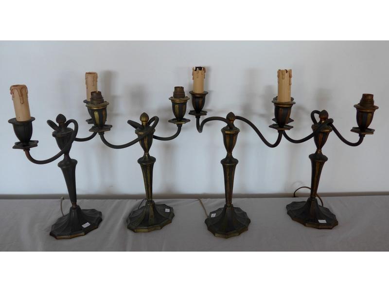 SUITE DE QUATRE CHANDELIERS à deux bras de...