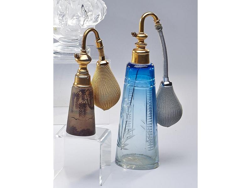 DEUX VAPORISATEURS, l'un en verre peint à...