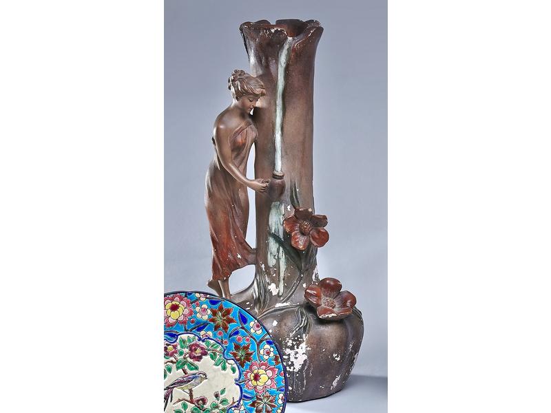 VASE à long col en plâtre patiné polychrome...