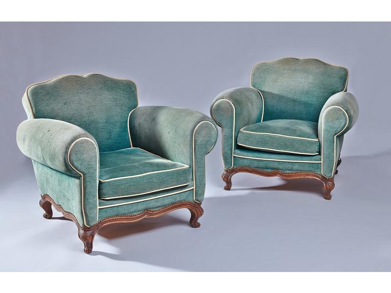 PAIRE DE LARGES FAUTEUILS confortables bas,...