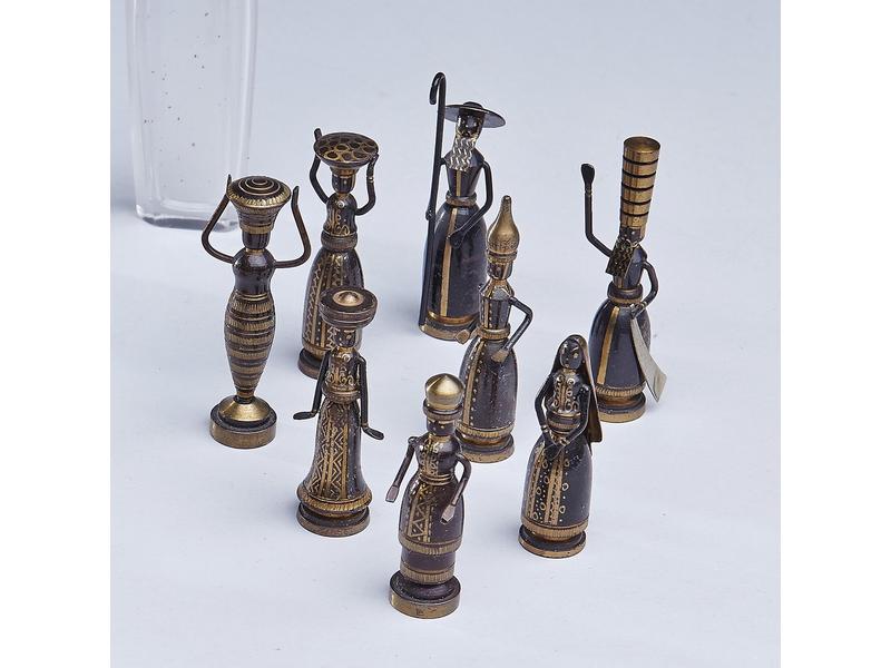 HUIT FIGURINES hébraïques en acier tourné...