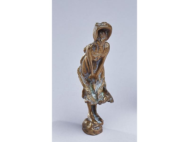 CACHET en bronze figurant une élégante au...