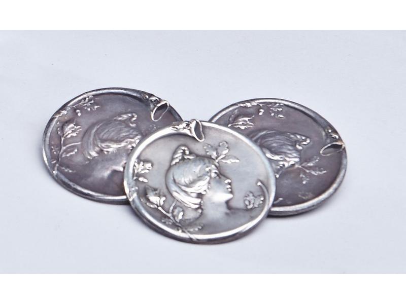 TROIS GRANDS BOUTONS en argent de forme circulaire...
