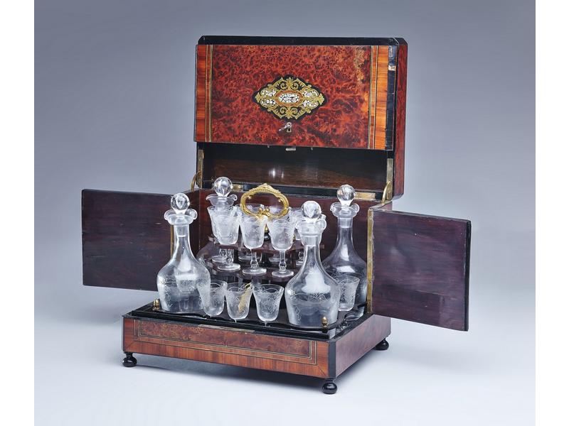 CAVE A LIQUEUR en bois de placage, incrustation...