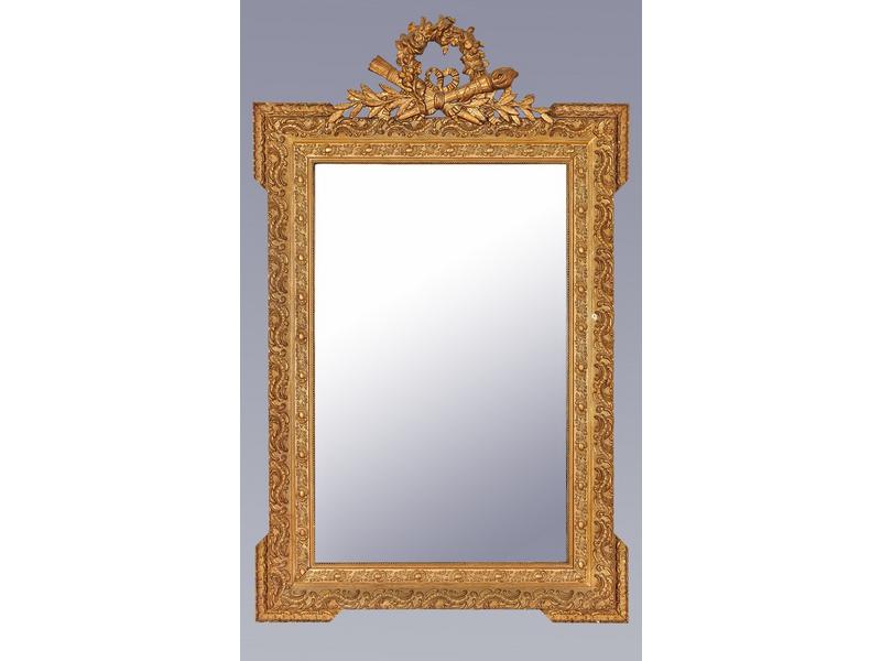 MIROIR rectangulaire en bois doré et stucqué...