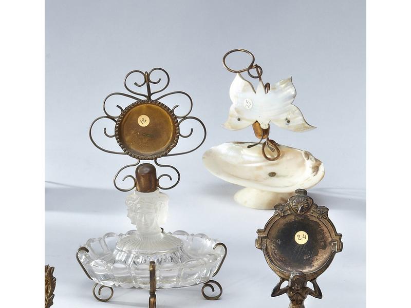 DEUX PORTE-MONTRES, l'un en verre moulé formant...