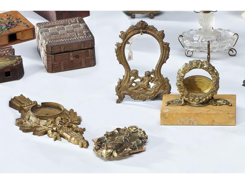 QUATRE PORTE-MONTRES en bronze et laiton,...