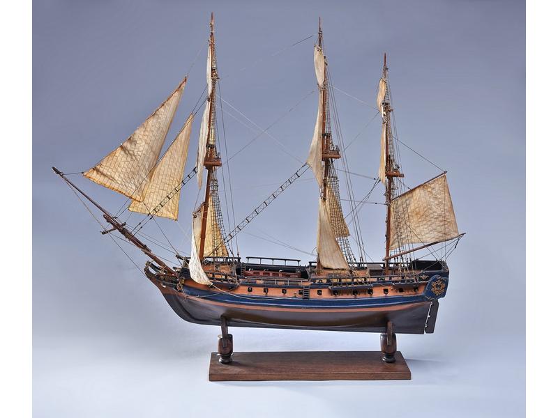 MAQUETTE DE NAVIRE de guerre en bois peint,...