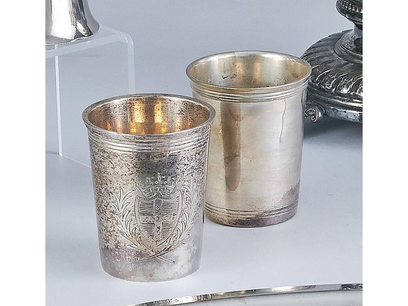 DEUX GOBELETS en métal argenté  à décor fileté,...