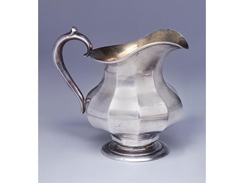 POT A CREME en argent, à pans coupés, intérieur...