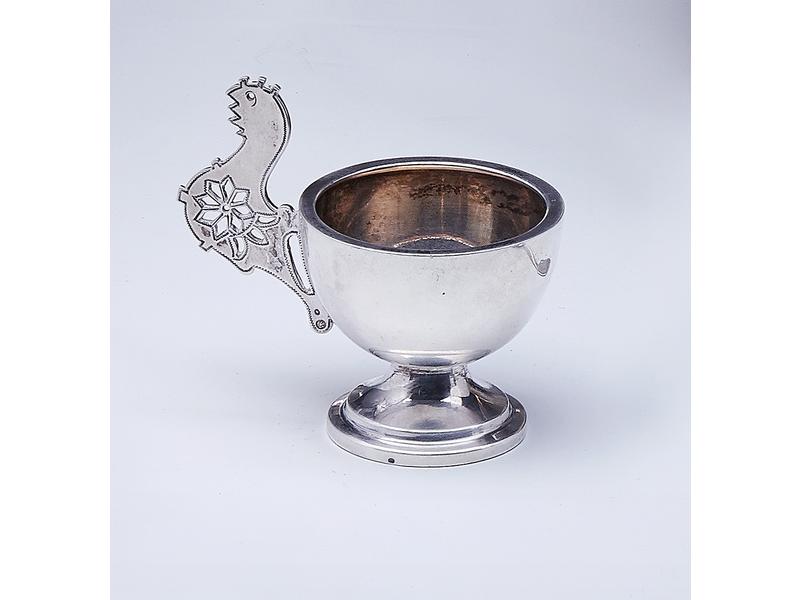 COQUETIER en argent uni, anse en forme de...