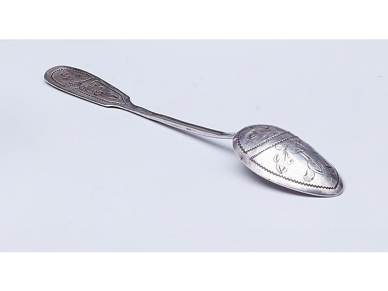 CUILLERE A SEL en argent à décor ciselé chiffré...