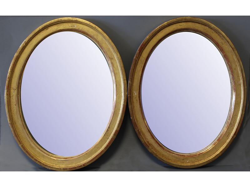 PAIRE DE MIROIRS ovales au mercure dans des...