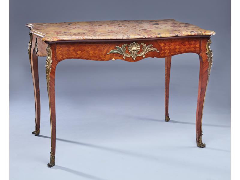 TABLE DE MILIEU de forme chantournée en marqueterie...