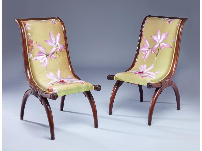 PAIRE DE CHAISES à haut dossier renversé...